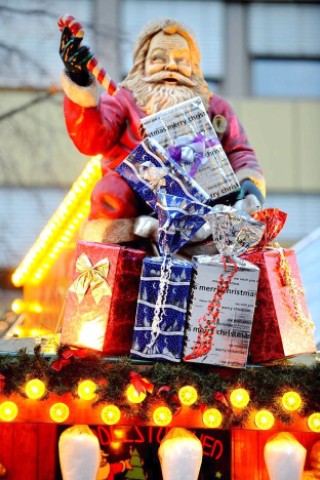 Am Donnerstag, den 17.11.2011 wird der Weihnachtsmarkt in der Innenstadt in Duisburg eröffnet. Bei kaltem trockenen Wetter kommen tausende Besucher, um den ersten glühwein zu trinken oder leckere heiße Maronen zu essen.  Foto: Stephan Eickershoff / WAZ FotoPool