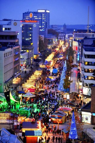 Am Donnerstag, den 17.11.2011 wird der Weihnachtsmarkt in der Innenstadt in Duisburg eröffnet. Bei kaltem trockenen Wetter kommen tausende Besucher, um den ersten glühwein zu trinken oder leckere heiße Maronen zu essen.  Foto: Stephan Eickershoff / WAZ FotoPool