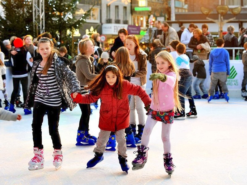 Am Samstag, den 19.11.2011 strömen tausende Besucher am ersten Wochenende auf den Weihnachtsmarkt in Duisburg - Mitte. Bei trockenem kühlen Wetter geniessen die Leute Glühwein , Leckereien oder kaufen schon mal das ein oder andere Geschenk für Weihnachten. Sehr beliebt bei den Kleinen ist die EislaufbahnFoto: Stephan Eickershoff / WAZ FotoPool