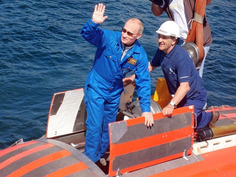 Winke, winke! Putin 2009 an Bord des U-Bootes Mir-2 kurz bevor es auf Erkundungstauchgang in den Baikal-See ging. Auch hinterm...
