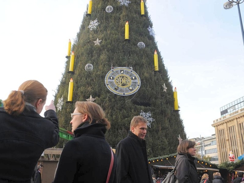 Die Riesentanne auf dem Weihnachtsmarkt wurde am Donnerstag, 24. November 2011, mit einer großen Nachbildung der Meisterschale geschmückt.Foto: Franz Luthe