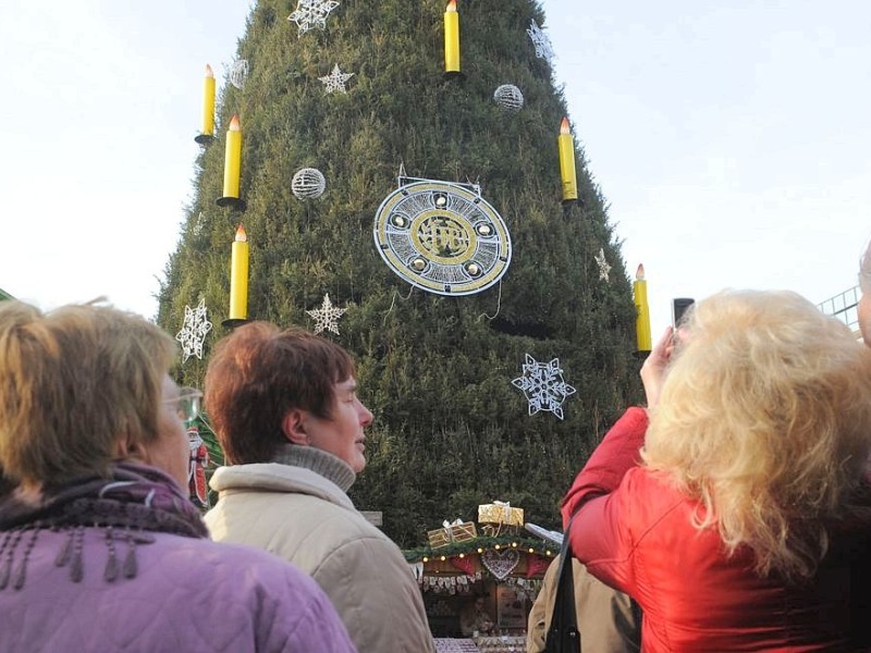 Die Riesentanne auf dem Weihnachtsmarkt wurde am Donnerstag, 24. November 2011, mit einer großen Nachbildung der Meisterschale geschmückt.Foto: Franz Luthe