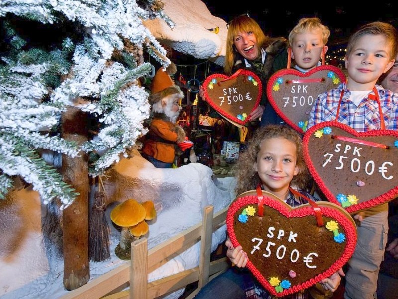 Sparkasse spendet 7500 Euro für das Weihnachtsdorf auf dem Dortmunder Weihnachtsmarkt.