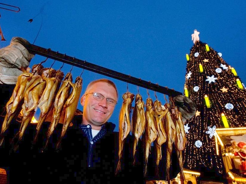 Weihnachtsmarkt 2011 in  Dortmund: Gerhard Hans kommt aus Südafrika und verkauft Räucherfisch.Foto: Knut Vahlensieck