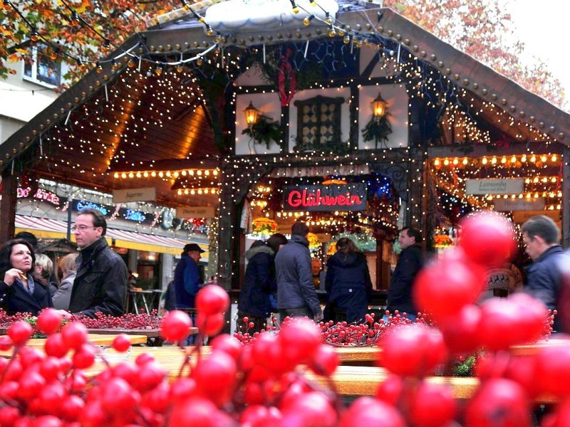 Mehr als 300 Stände mit Kunsthandwerk, Weihnachtsdekorationen, außergewöhnlichem Spielzeug und vielem mehr gibt es auf dem 113. Dortmunder Weihnachtsmarkt.Im Bild:  Am Nachmittag des 23.11.2011 stehen Menschen an einem Glühweinstand