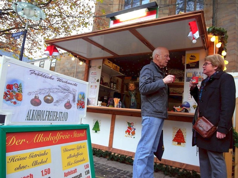 Mehr als 300 Stände mit Kunsthandwerk, Weihnachtsdekorationen, außergewöhnlichem Spielzeug und vielem mehr gibt es auf dem 113. Dortmunder Weihnachtsmarkt.Im Bild:  Ein älteres Paar steht am 23.11.2011 an einem Stand, der nur alkoholfreie Getränke verkauft.