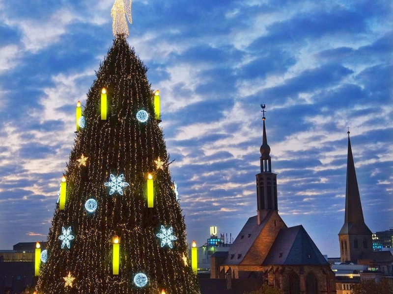 Erste Illuminierung der Riesentanne auf dem Dortmunder Weihnachtsmarkt am 17.11.2011.Foto: Knut Vahlensieck