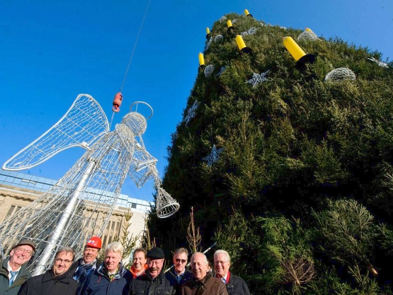 Der Engel wird auf der Spitze des Dortmunder Weihnachtsbaums angebracht. Riesentanne Weihnachtsmarkt.Foto: Knut Vahlensieck