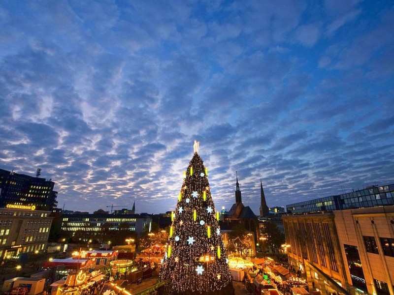 Erste Illuminierung der Riesentanne auf dem Dortmunder Weihnachtsmarkt am 17.11.2011.Foto: Knut Vahlensieck