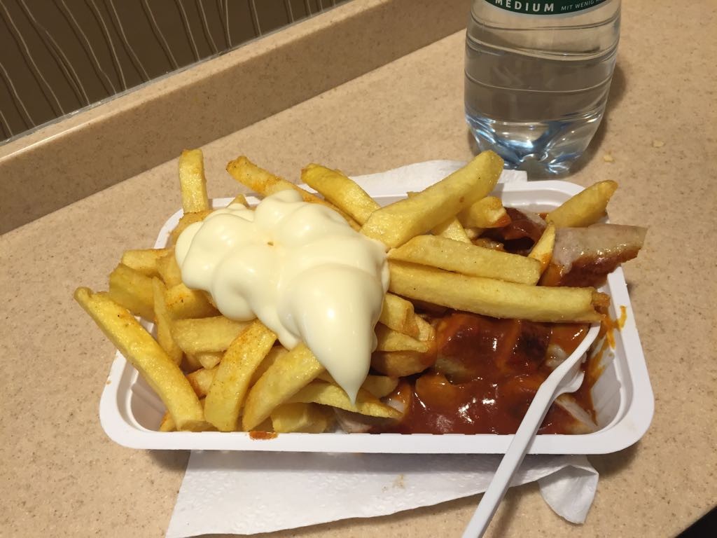 Pommes Currywurst von „Lecker Wurst“ in Duisburg.