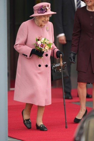 Am 14. Oktober zeigte sich Queen Elizabeth II. noch mit Gehstock.