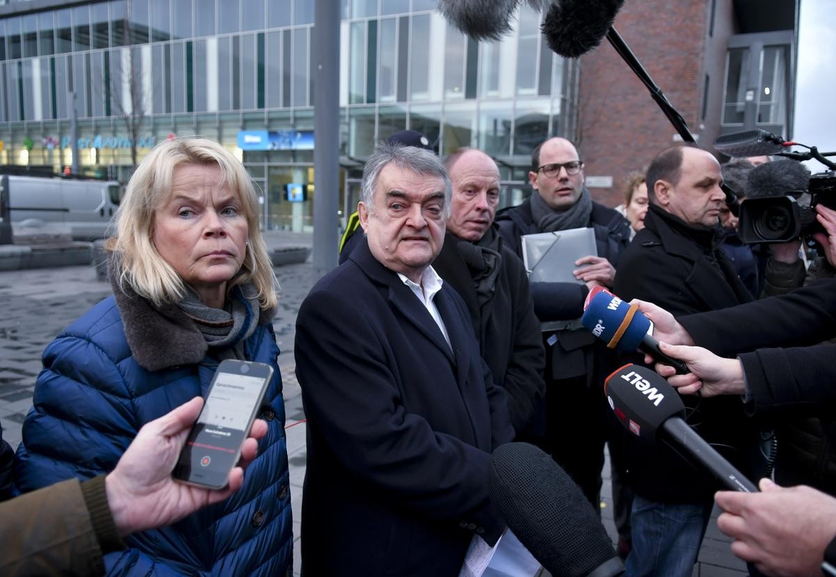 Pressekonferenz mit dem NRW Innenminister Herbert Reul sowie Oberbürgermeister Bernd Tischler und Polizeipräsidentin Recklinghausen Friederike Zurhausen am Tatort Berliner Platz in der Bottroper Innenstadt.