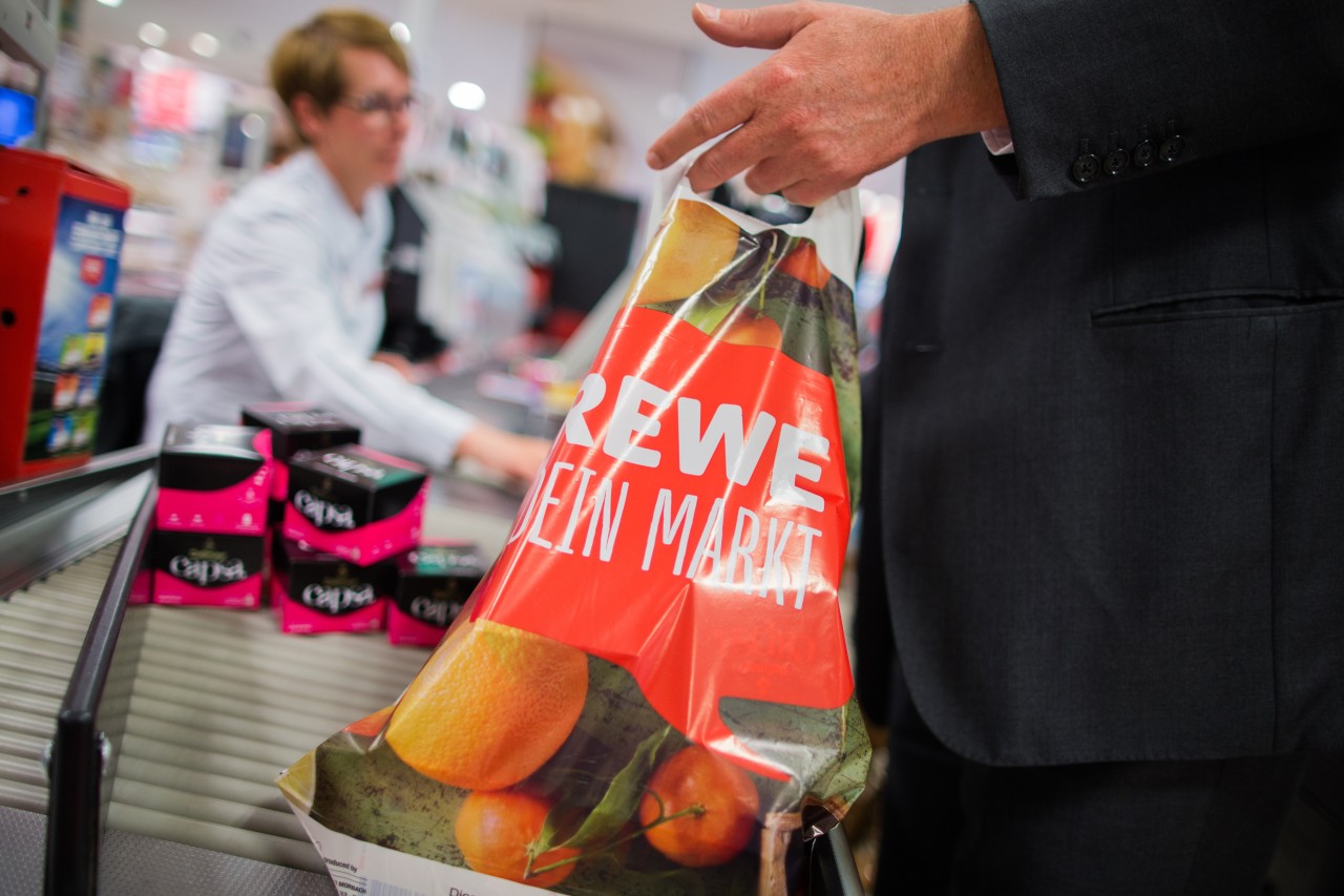 Diese peinliche Situation beim Einkaufen hat wohl jeder Kunde von Aldi, Lidl, Rewe und Co. schon mal erlebt! (Symbolbild)