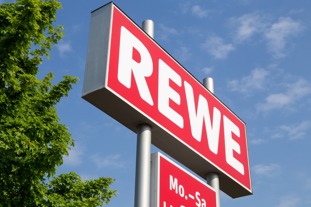 Ein Rewe-Inhalber hat eine Filiale an einem Tag früher dicht gemacht. Aus einem Grund, der vor allem die Herzen der Fußball-Fans höherschlagen lässt. (Archivfoto)