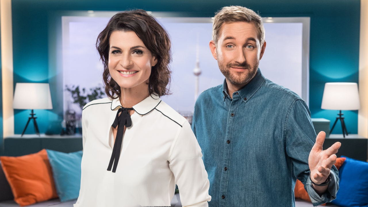 „Frühstücksfernsehen“-Moderatorin Marlene Lufen verpasst ihrem Kollegen Daniel Boschmann eine neue Frisur.