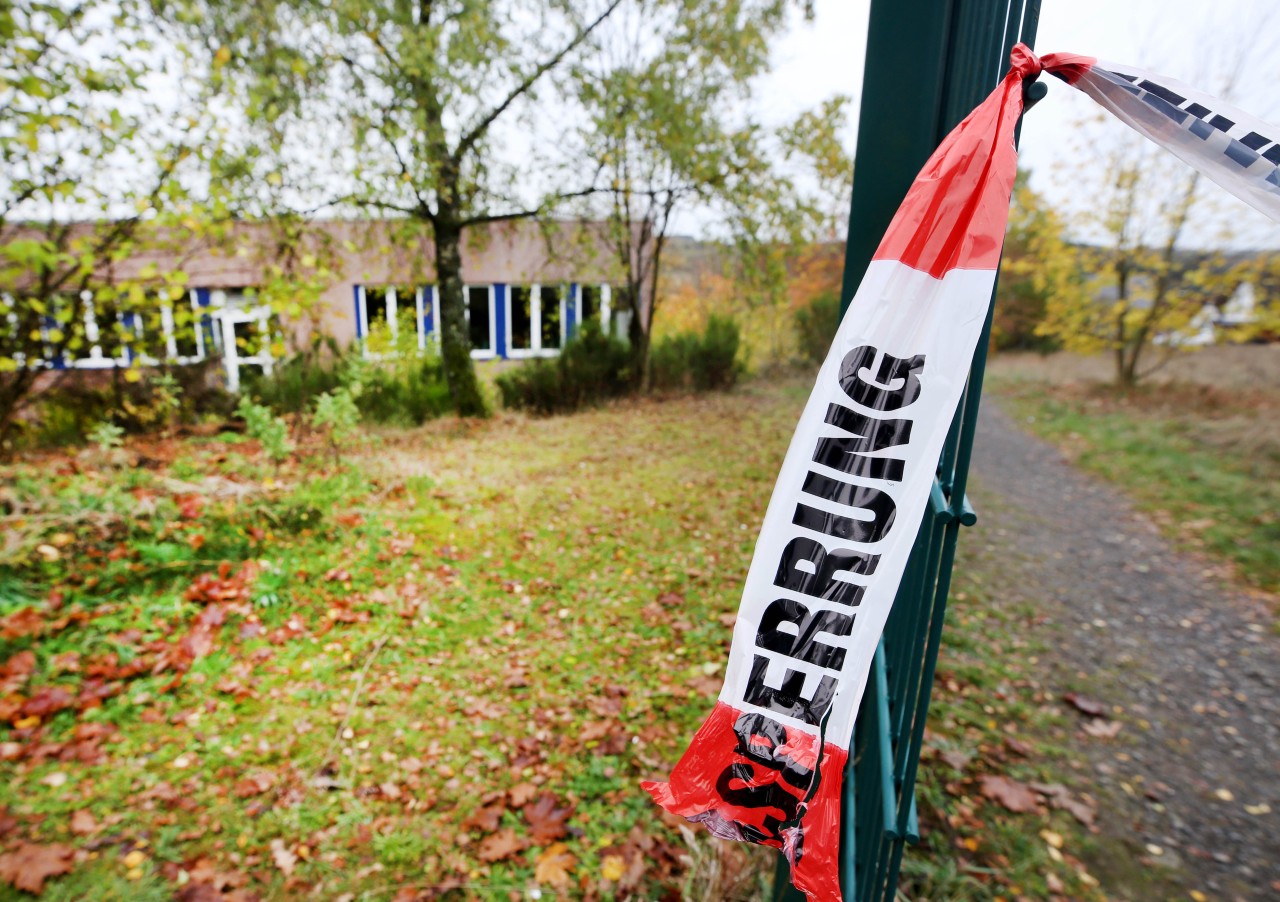 Eine Polizeiabsperrung des Waldstück in der Nähe des Schulzentrums in Wenden.