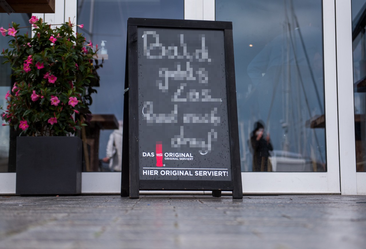 Bochum: Eine kuriose Botschaft auf einem Café-Schild fiel einem Spaziergänger direkt ins Auge. (Symbolbild)