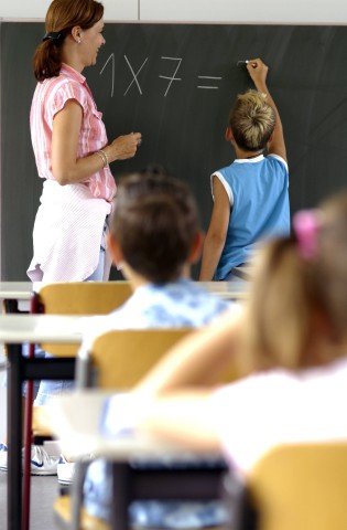 Eine Matheaufgabe aus der Schule bereitet Kopfzerbrechen. (Symbolbild)