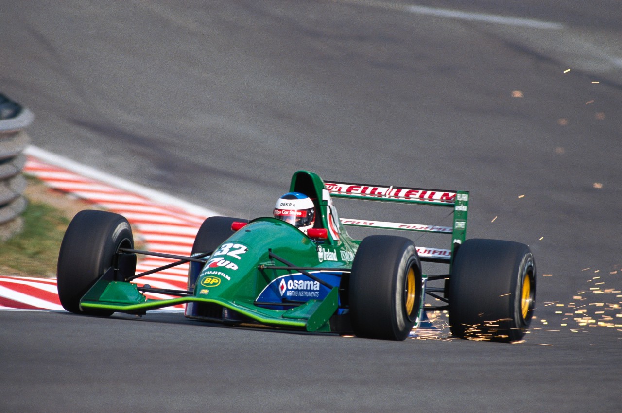 Michael Schumacher bei seinem Formel-1-Debüt 1991 im Jordan in der Eau Rouge. Auch hier stand das Chalet bereits auf dem Hügel.