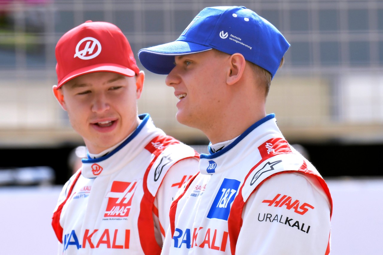 Mick Schumacher (r.) und Nikita Mazepin werden erstmal keine Freunde.