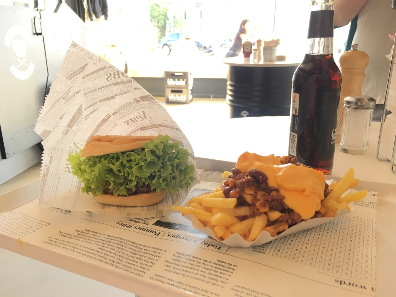 Cheeseburger mit Chili-Cheese-Pommes und Cola.