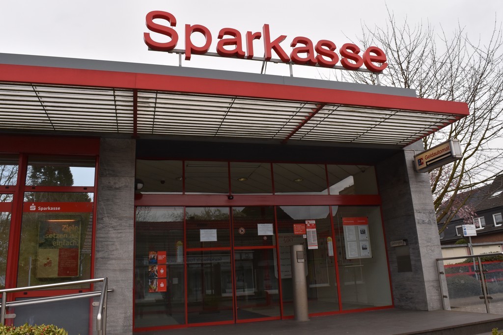 Die Sparkasse an der Dorfstraße am Tag danach.