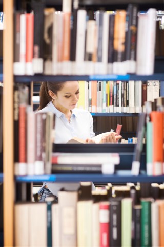 Wildes Feiern ist bei diesem Studententyp Fehlanzeige. Lieber verbringt sie ihre Freizeit über Büchern in Bibliotheken.