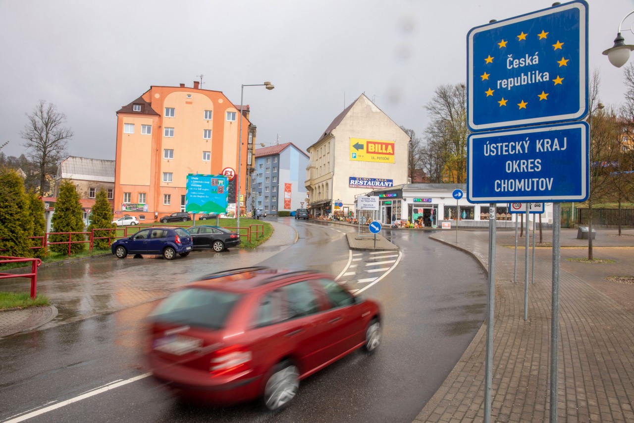 Tanken: Hinter der Grenze nach Tschechien wird der Sprit deutlich günstiger. 