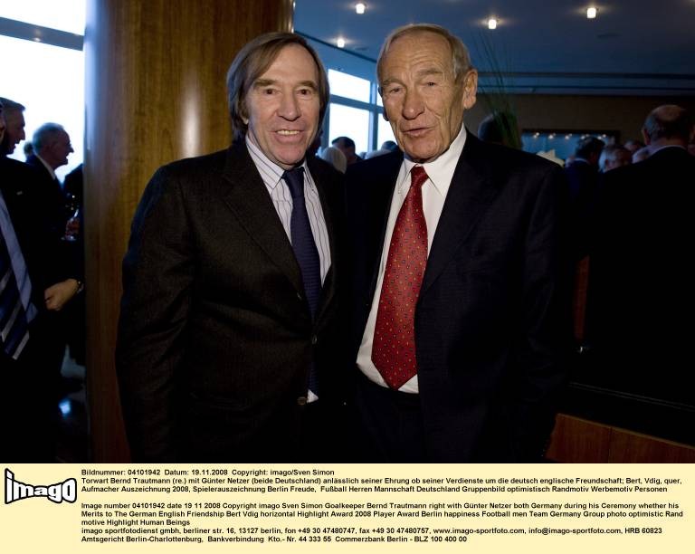 Torwart Bert Trautmann (re.) mit Günter Netzer 2008 bei einer Preisverleihung.