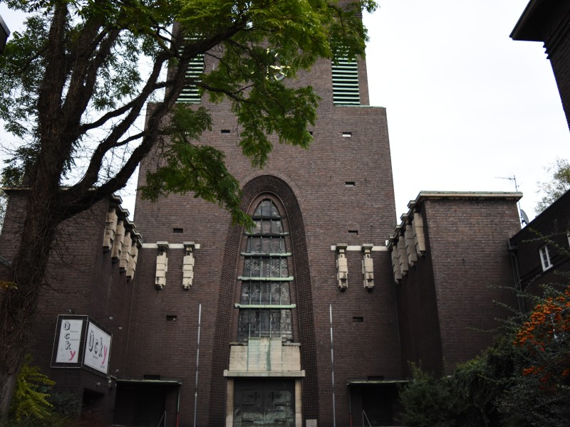 Rund 13 Millionen Euro soll der Umbau der ehemaligen Pfarrkirche Heilig Kreuz kosten. Ab 2018 sollen in dem Multifunktionszentrum Konzerte, Kongresse und Kulturveranstaltungen stattfinden. Daneben soll eine Kita eröffnen. 