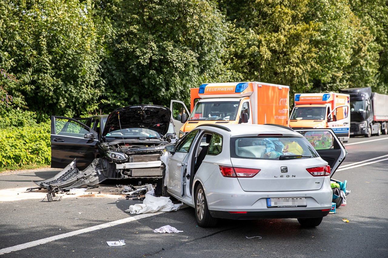 Aus bisher ungeklärten Gründen krachten die Fahrzeuge frontal ineinander. 