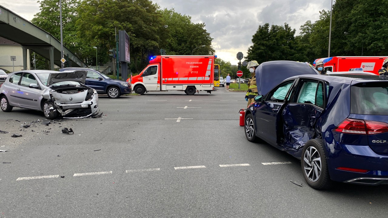 Essen: Vier Fahrzeuge waren in den Unfall verwickelt. 