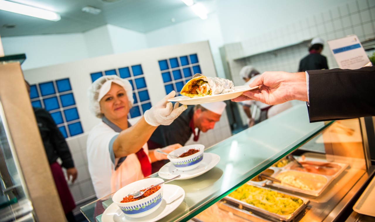 Gutes und günstiges Essen gibt es in der Uni Mensa.