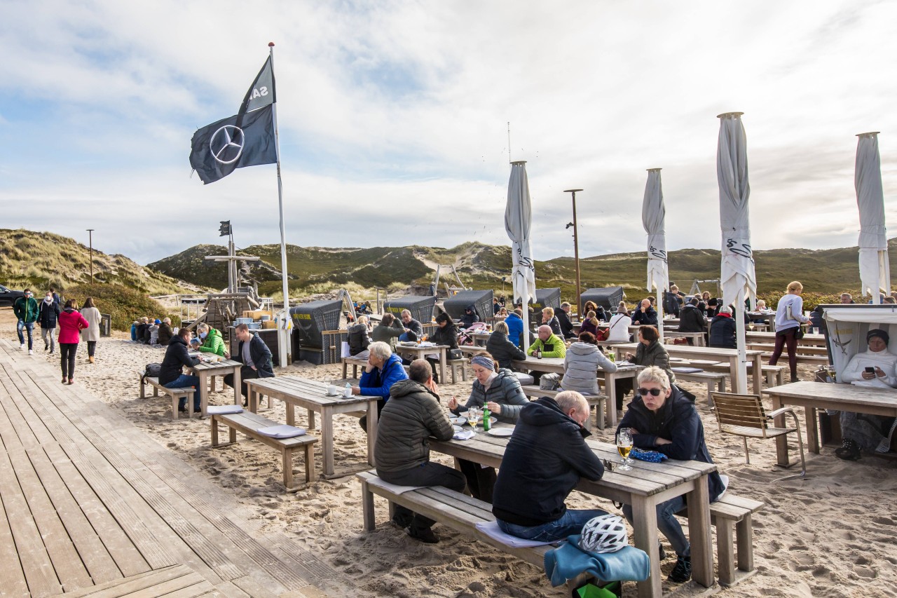 Bei ihrem Urlaub an der Ostsee sorgen Touristen aktuell auf Sylt für dicke Luft. (Symbolbild)