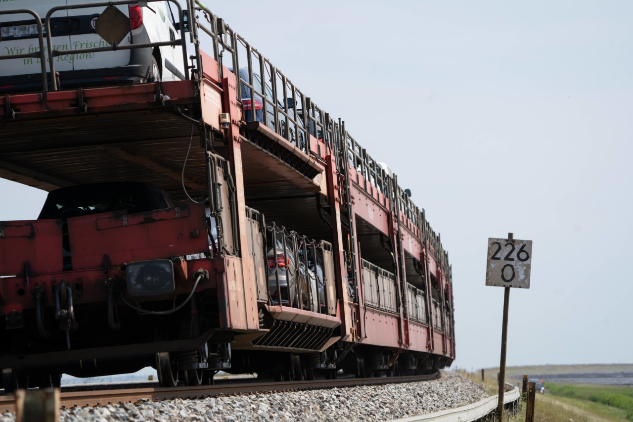 Urlaub an der Nordsee: Viele Sylt-Fans wollen auch im Urlaub nicht auf ihren Wagen verzichten und wählen den Sylt-Shuttle zur Anreise.