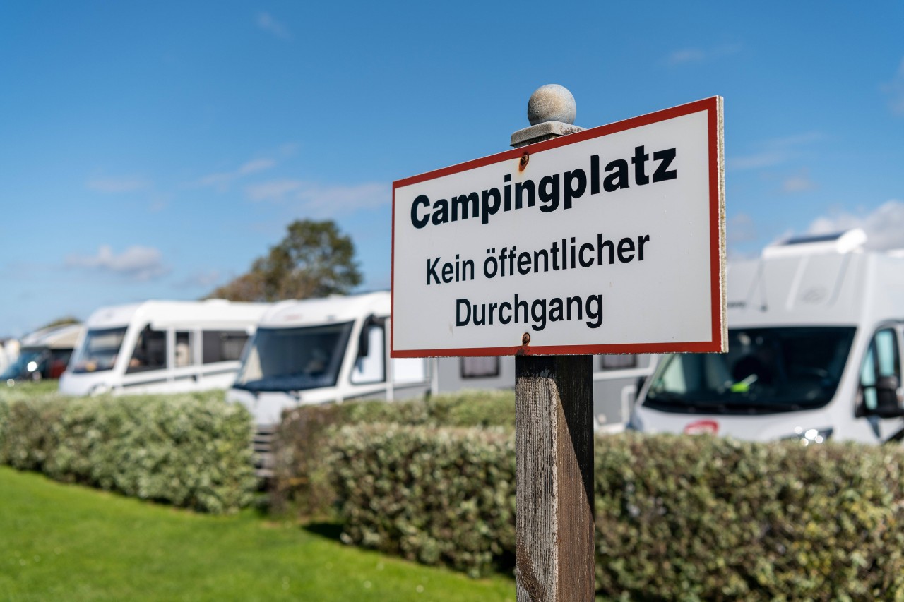 Urlaub auf dem Campingplatz soll für sie Reisenden vor allem eins sein: Erholung. Doch auf einem Campingplatz an der Ostsee erlebten einige Urlauber einen Albtraum. (Symbolbild)