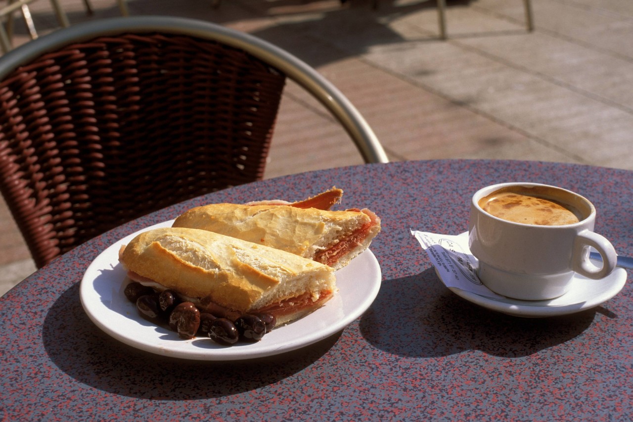 Die Snacks beim Urlaub auf Mallorca können schonmal teurer ausfallen - das musste nun auch ein Tourist am Flughafen Palma feststellen. (Symbolbild)