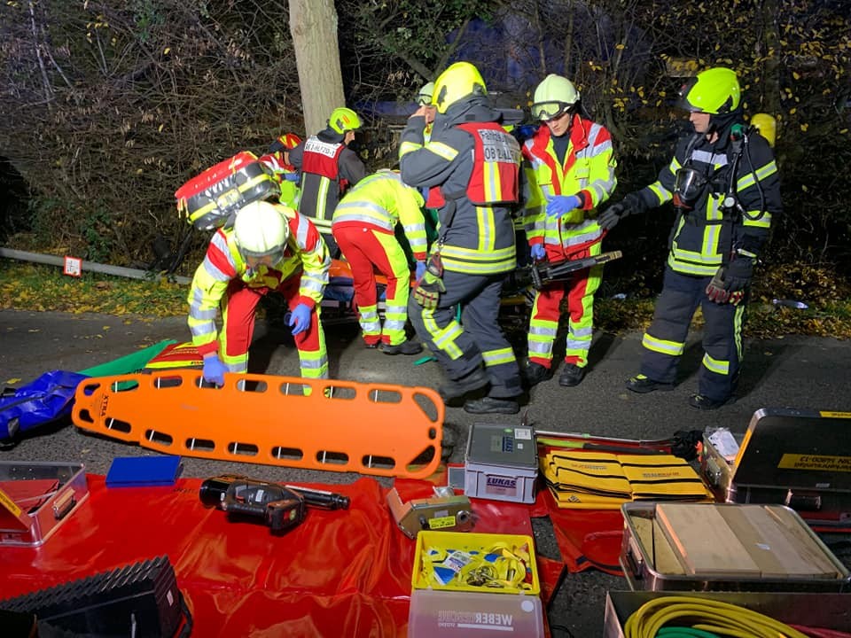 Die Feuerwehr schnitt den Oberhausener aus dem Auto frei und brachte ihn ins Krankenhaus.