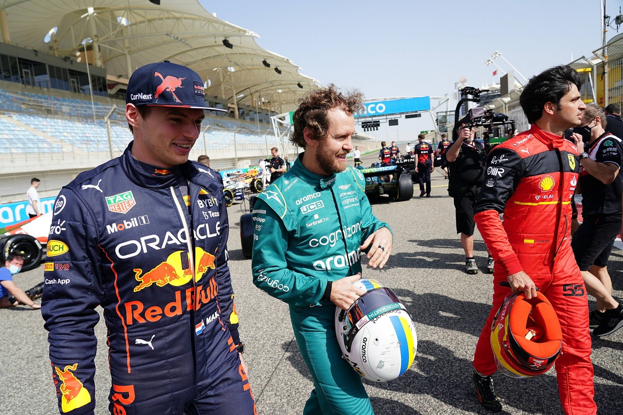 In der Formel 1 ist Sebastian Vettel wegen seines Helms ins Zentrum der Diskussionen gerückt.