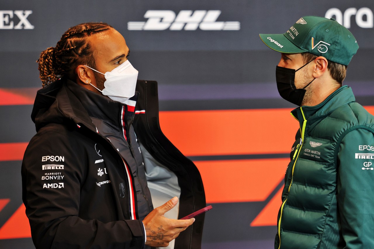 Die Formel 1 darf sich zwei weitere Jahre über Duelle von Lewis Hamilton (l.) und Sebastian Vettel (r.) freuen.