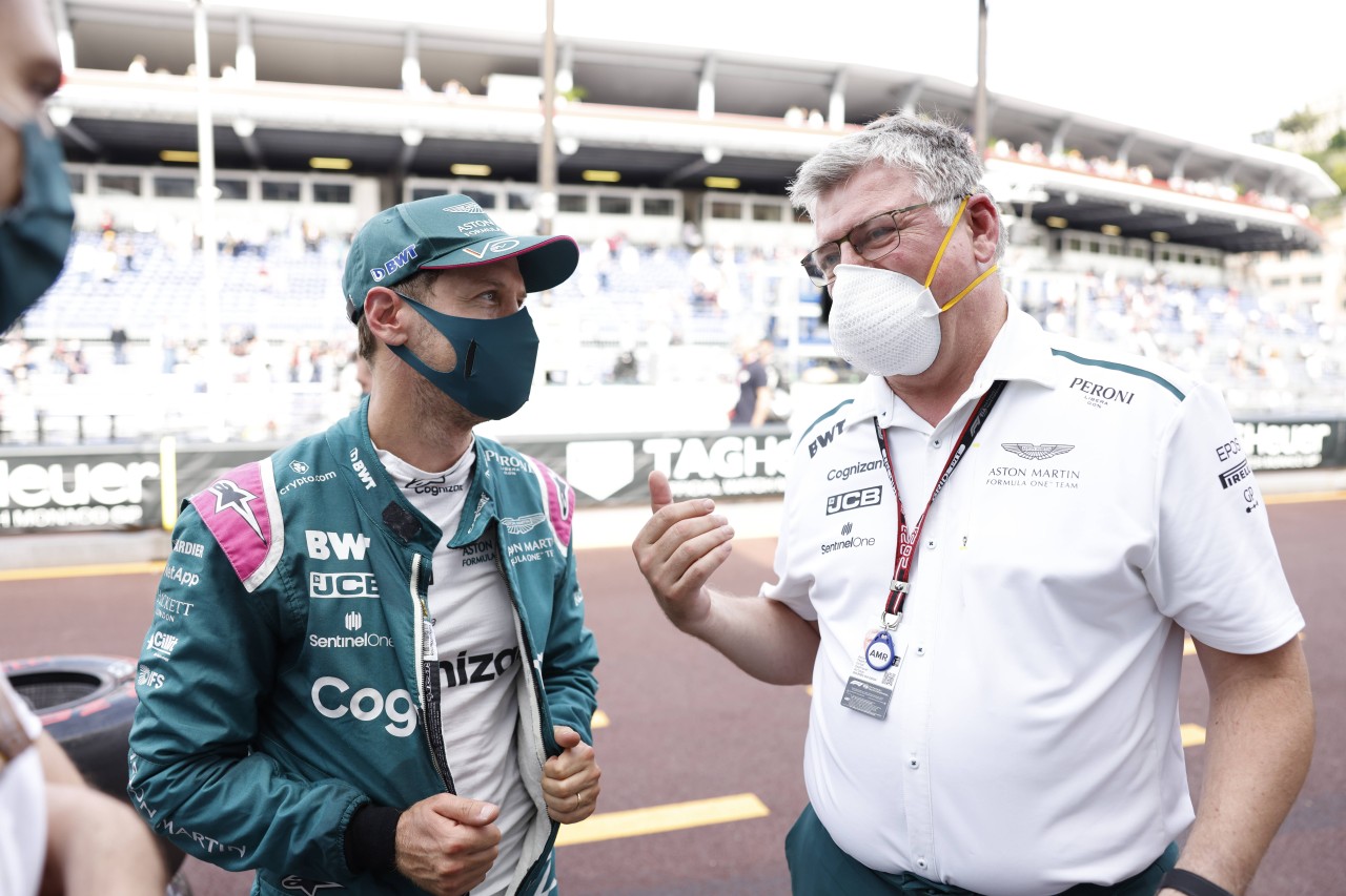 Sebastian Vettel und sein Boss Otmar Szafnauer.