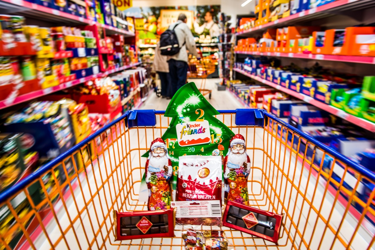 Letzte weihnachtliche Mitbringsel wie Wein oder Pralinen im Supermarkt besorgen? Das kannst du auch noch in vielen Supermärkten an Heiligabend im Ruhrgebiet. 