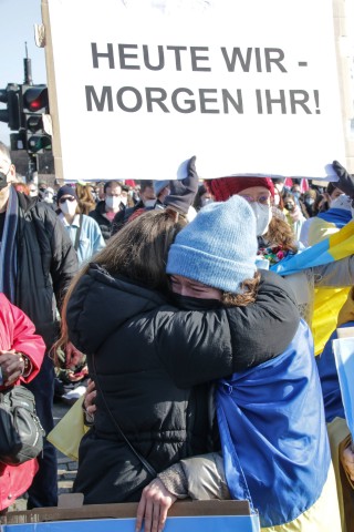 Der Krieg setzt den Ukrainern schwer zu - egal, ob sie vor Ort oder in Deutschland sind, wie diese weinende Ukrainerin auf einer Demo gegen den Krieg.