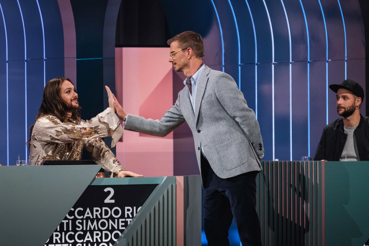 Bei „Wer stiehlt mir die Show?“ erfüllt Joko Winterscheidt (m.) Riccardo Simonetti (l.) einen Herzenswunsch.