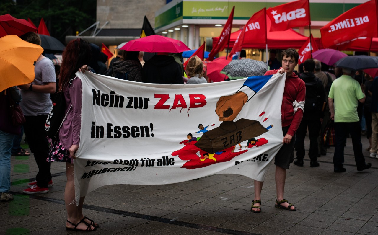 Demonstration auf dem Willy-Brandt-Platz in Essen gegen eine Zentrale Ausländerbehörde.