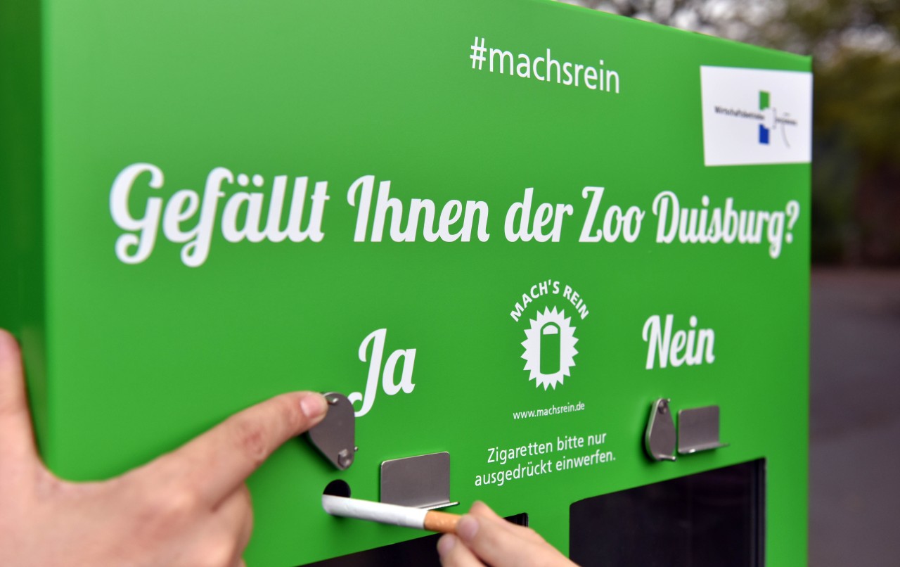  Im Zoo in Duisburg stellen die Wirtschaftsbetriebe Duisburg zusammen mit dem Zoo Abfallbehälter für Zigarettenreste auf.