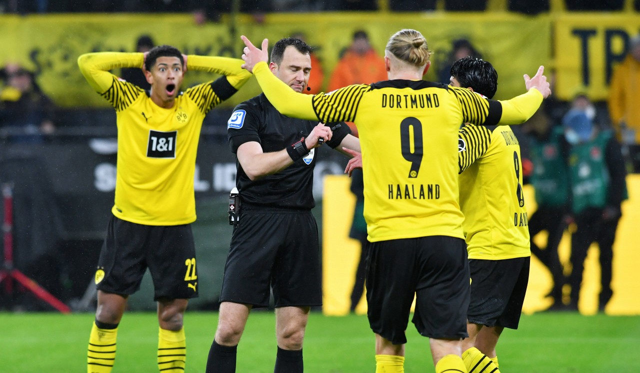 Felix Zwayer stand beim Spiel zwischen BVB und Bayern mehrmals im Mittelpunkt.