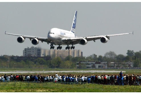 Der Airbus 380 im Landeanflug: 386 Tonnen warten darauf, den Boden zu berühren.