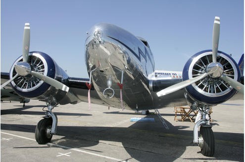 Einer der Uhrahnen der Passagier- und Frachtflugzeuge von heute: die Lockheed 12A, in Dienst gestellt 1935.