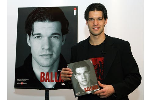 ... und stellte am Ende seiner Münchener Zeit noch das Buch Ballack - Sein Weg vor.